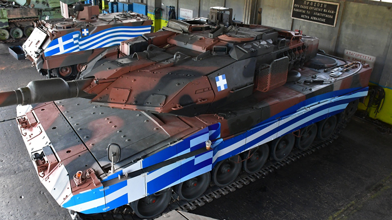 Θεσσαλονίκη: Ένα εντυπωσιακό άρμα διακοσμημένο με την ελληνική σημαία θα ηγηθεί της παρέλασης της 25ης Μαρτίου